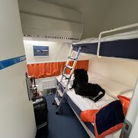 床面積はスーツケースを広げるとほぼ埋まるくらいしかありません