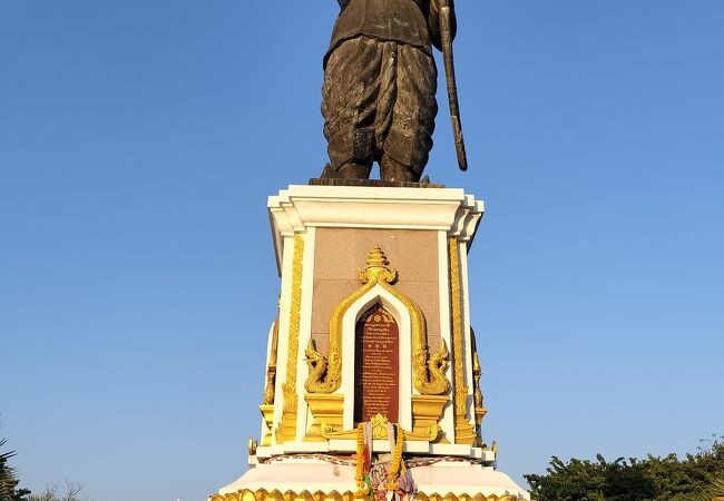 メコン川に向かって立つ凛々しい王像