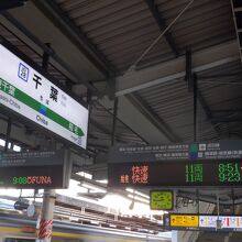 駅の発車案内からもノーマルな快速の表示でした。