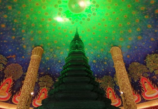 エメラルド色の仏塔と天井画