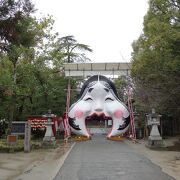 冬期は大きなお多福門が迎えてくれる神社