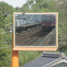 ミラーにうつる赤鬼車両 