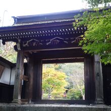 定勝寺の山門は、国の重要文化財