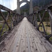 線路の跡が残る木造の吊り橋