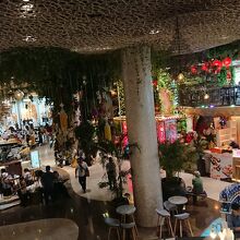 フードコートの造りとなっていて観光客や地元の家族連れで賑わう