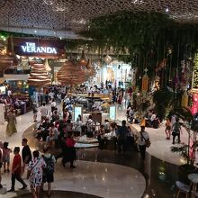 生演奏もおこなわれている中賑わう店内。店内席のお店も多数ある