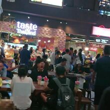 平日も賑わいを見せるモール。高島屋のエリアは閑散としていたが