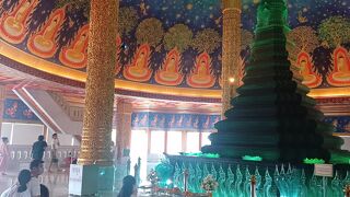 エメラルド色の仏塔と巨大な仏像