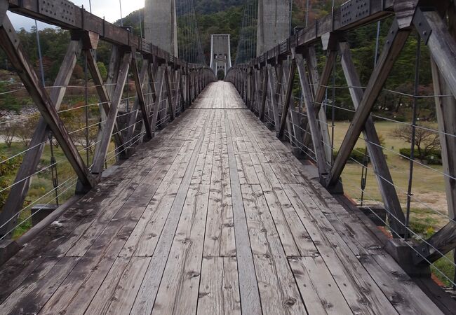線路の跡が残る木造の吊り橋