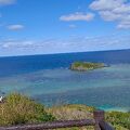 エメラルドの海が絶景(平久保崎灯台)