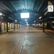 冬の夜明け前の閑散とした門司港駅の待合室で、1時間程度過ごしました。