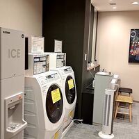 更衣室には、洗濯機や製氷機があります