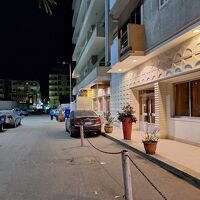 スークから歩いてすぐの距離にある。