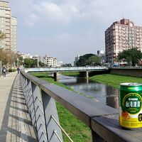 ホテルそば　川沿いに遊歩道