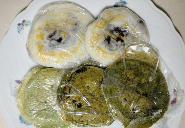 人形屋食堂で松ケ枝餅の草餅を買いました