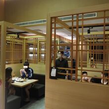 小分けされたテーブル席のほか、カウンター席も。