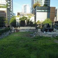 窓の外は更地、その向こうの道から丸見えなので、要カーテン