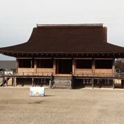 再現された平安の建物があります