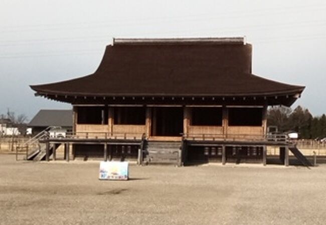 再現された平安の建物があります