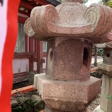 江戸時代の石灯篭があります。