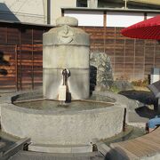 道後温泉掛け流しの「足湯」は、かつて道後温泉本館で使用した湯釜が使われています