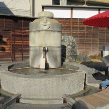 足湯は道後温泉本館で使用した湯釜が使われています