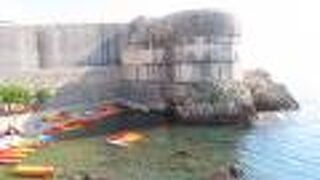 海をにらむ西側の要塞