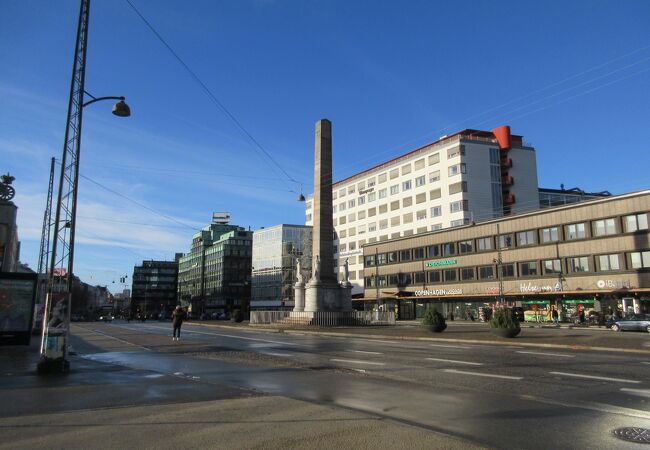 コペンハーゲン中央駅前のオベリスク。