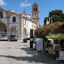 教会正面が眺められるカフェもありました。