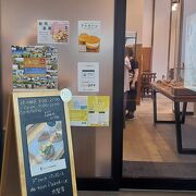 駅舎はカフェ・パン屋さんになっていました