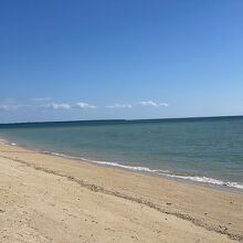 遊泳禁止期間のビーチ。砂浜自体はそれほど綺麗ではない