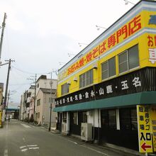 店の裏側、左手に駐車場があります