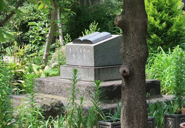 横浜海岸教会の庭にある碑