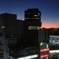 高層ビルの横に富士山が見えます