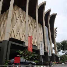 入口がある側。駐車場もありますが、この時には満車でした。