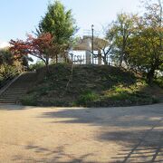 道後温泉街を見晴らせるし、西の山の上に松山城が見えます