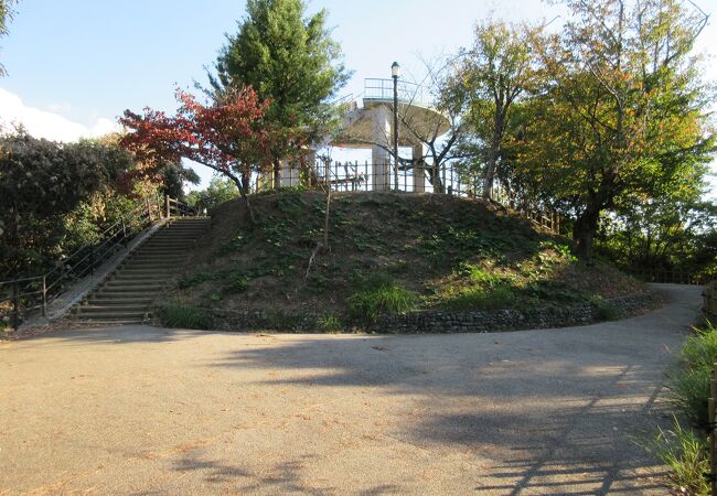 道後温泉街を見晴らせるし、西の山の上に松山城が見えます