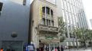 現代建築の間に窮屈そうに残るレトロ建築