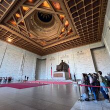 建物四階の風景　蒋介石像と衛兵　交代の儀式を待つ観光客