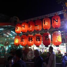 士林夜市入り口付近の風景