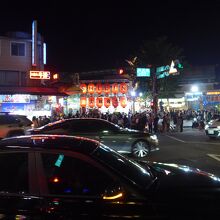 士林夜市の入り口付近の風景
