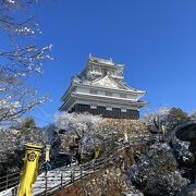 青空に舞う雪吹雪の中の岐阜城