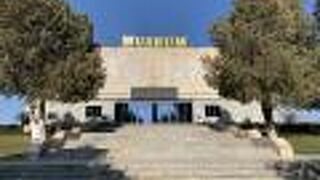 ブルーが美しい古代の壁画がみどころ