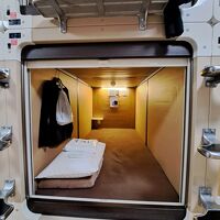 カプセルの中は(1口)コンセントと鏡、ハンガーが1本。