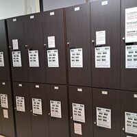 個別ロッカー有り。ハンガー1本有り。靴トレー有り。
