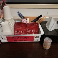 無料のコーヒーやお茶が置いてあります！