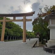 あくまで「作られた伝統」なので、歴史ある神社と比べると格段に薄っぺらい