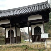 山の中にある静かで、神秘的な雰囲気のあるお寺でした。