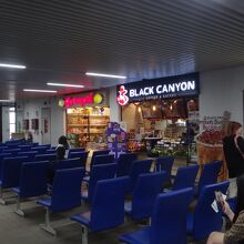 小さな売店と搭乗ゲートの待合場所