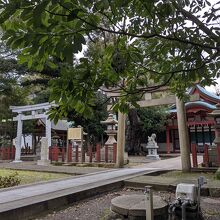 安産の神「兒宮」と右の神宮本社の門神「角鹿神社」